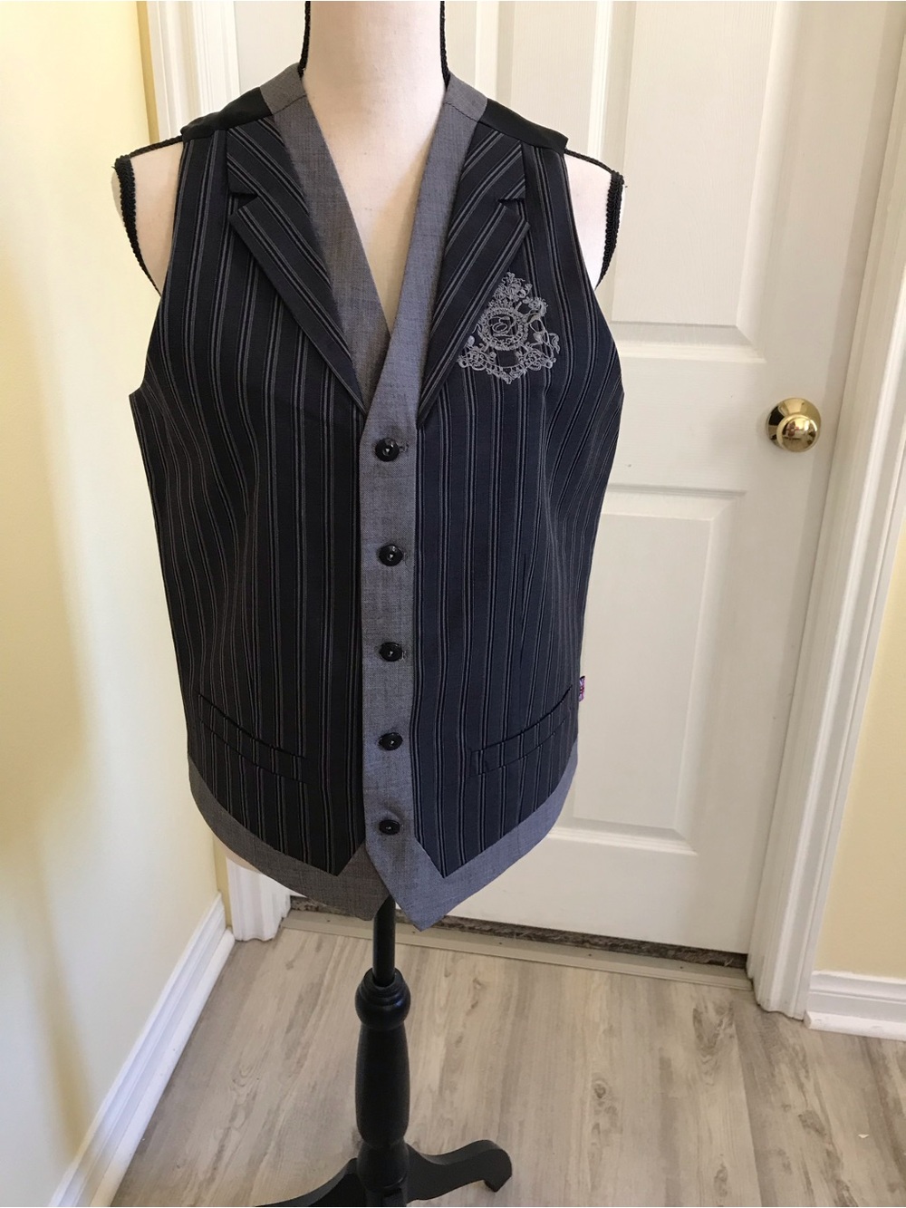 English Laundry Vest Striped Size Medium Embroidered Detailing Vest